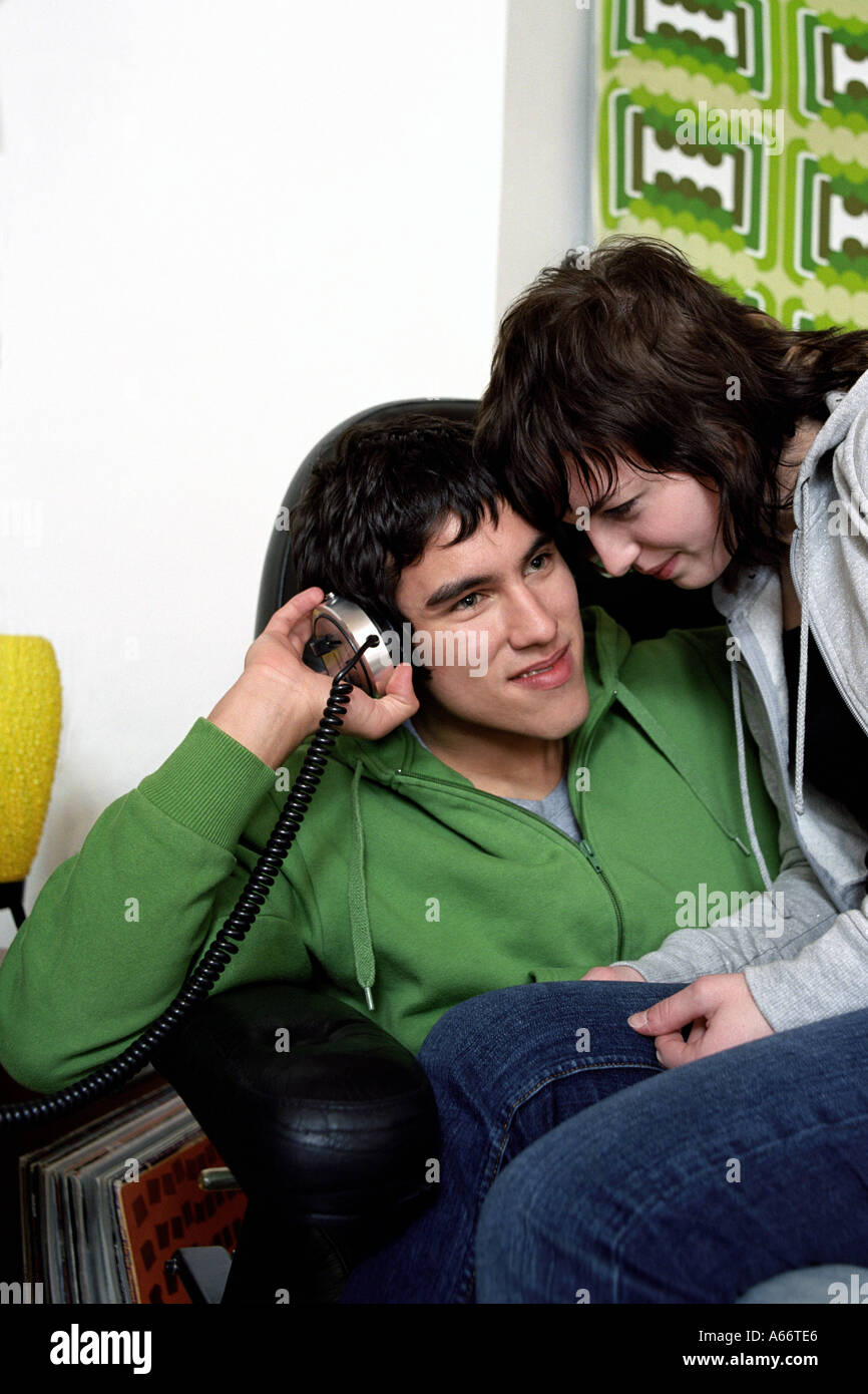 Teenager-Paar zusammen Musik hören Stockfoto