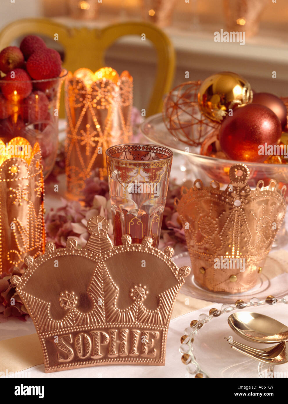 Kupfer Placenames auf Tisch mit Kerzen und metallische Kugeln Stockfoto