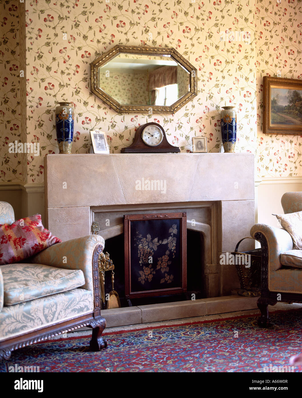 Spiegel Uber Dem Kamin Im Gartenhaus Mit Floral Tapete Stockfotografie Alamy