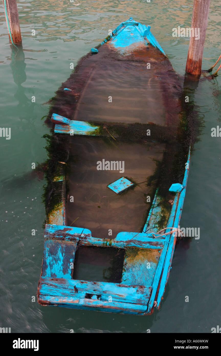 Alte versenkt venezianische Holzboot mit Algen bedeckt Stockfoto