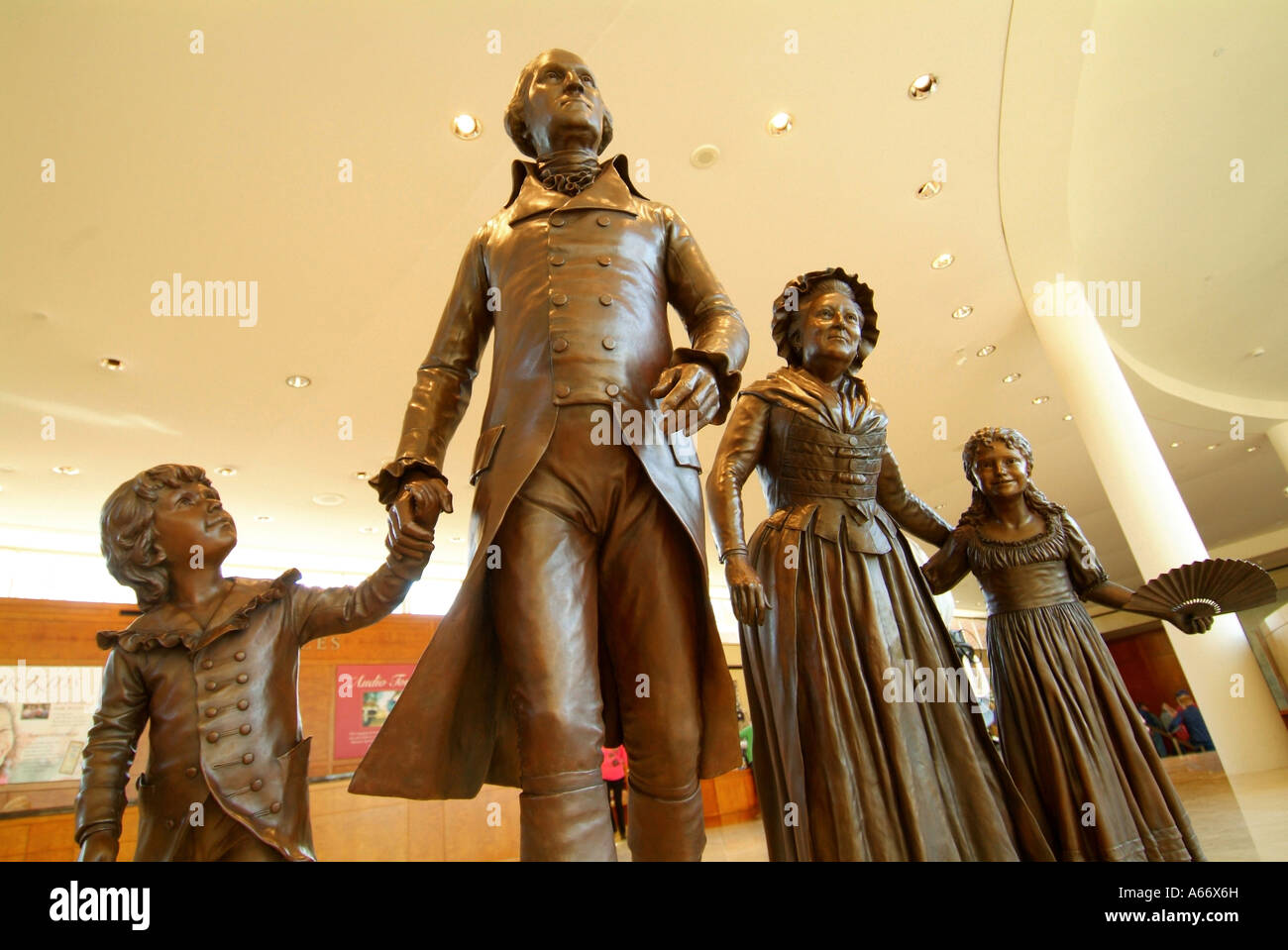 Lebensgroße Bronze-Skulpturen von George und Martha Washington begrüßen Besucher des Ford-Orientierung-Centers in Mount Vernon Stockfoto