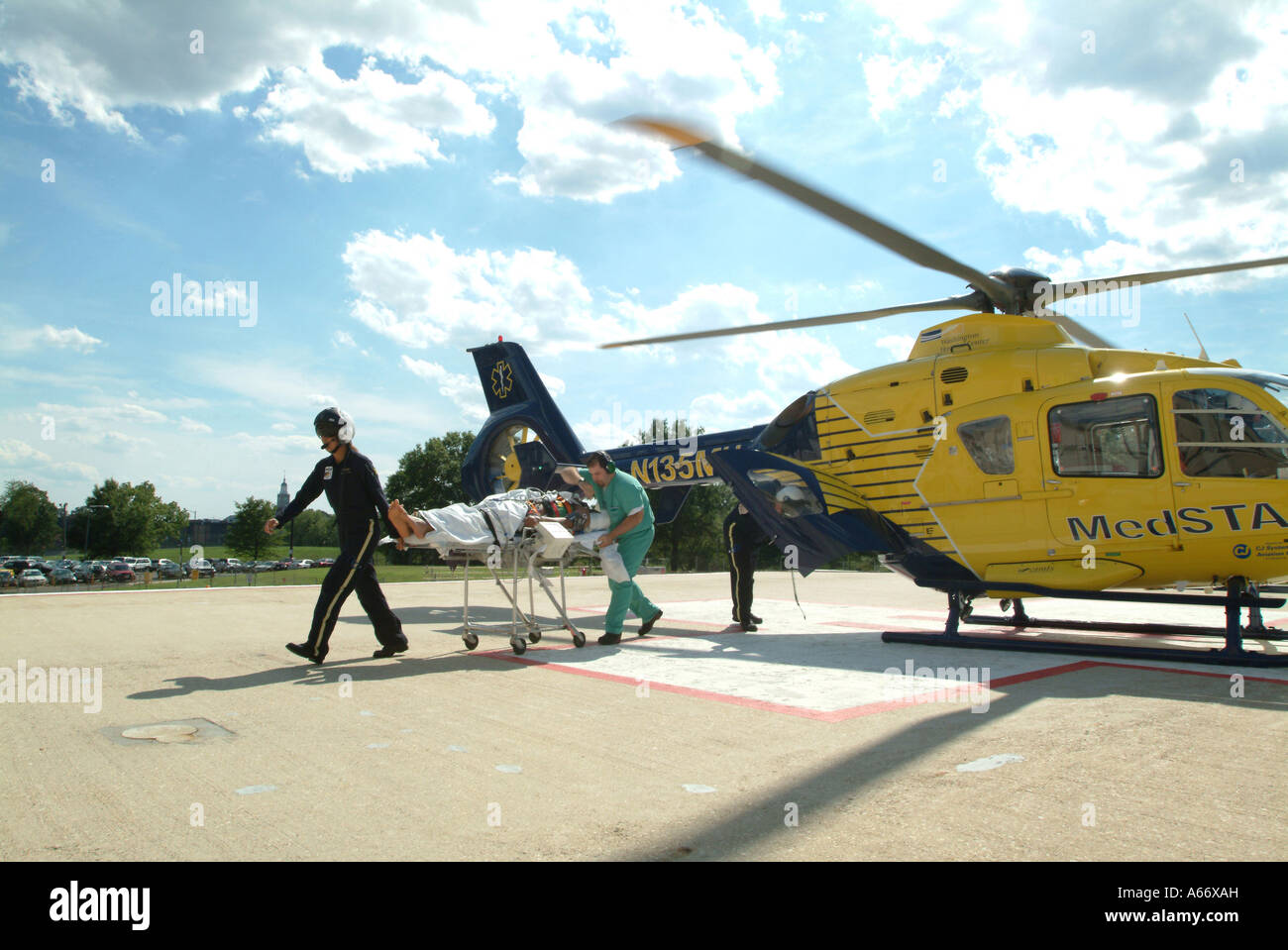 Ein MedStar Hubschrauber landet bei der WHC-Trauma-Einheit mit einem Patienten von einem Autounfall Washington DC Stockfoto