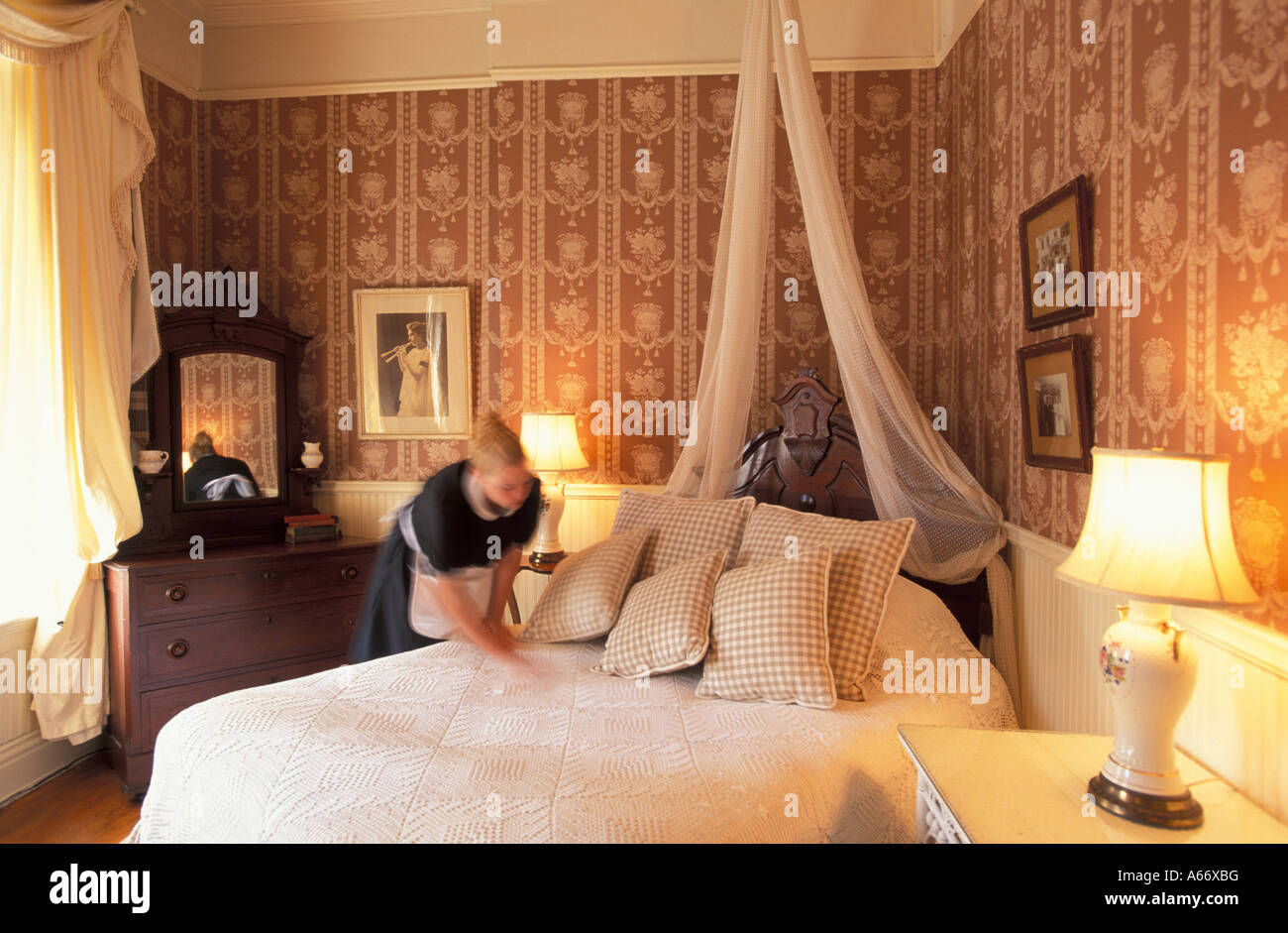 Zimmermädchen, eine Gästezimmer für die nächste Ankunft an der Adelphi Hotel Saratoga Springs NY New York vorbereiten Stockfoto