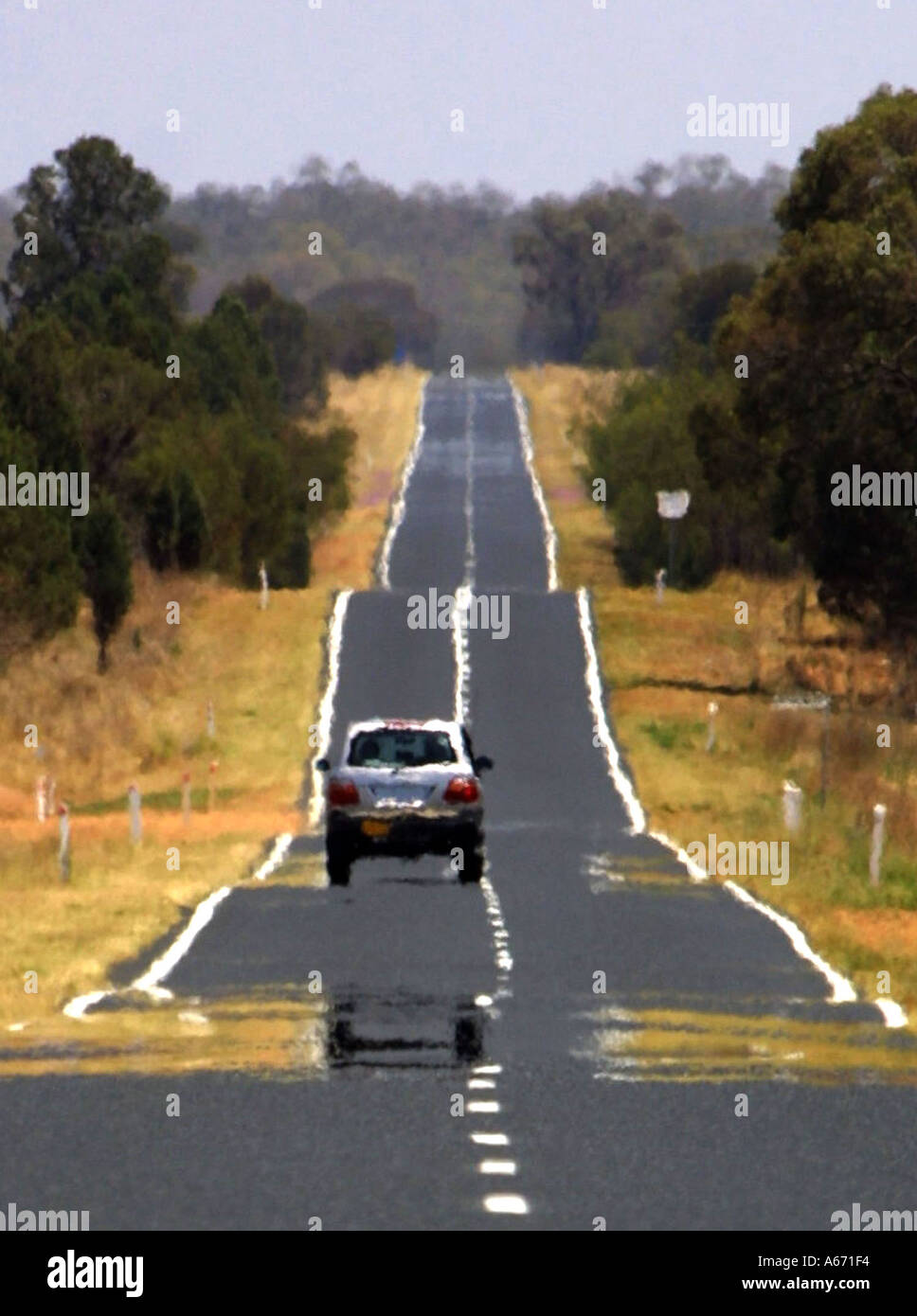 Australische Outback Road Reisen - eine lange gerade heiße Fahrt. Stockfoto