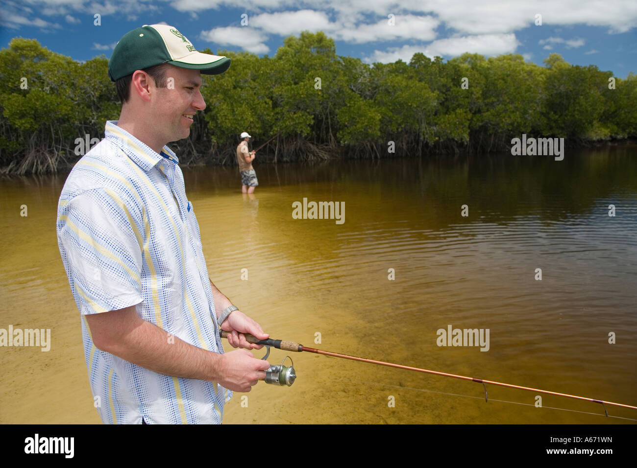 Fischer versuchen ihr Glück in den Mangroven Wasserstraßen des Coongul Creek an der Westküste von Fraser Island Stockfoto