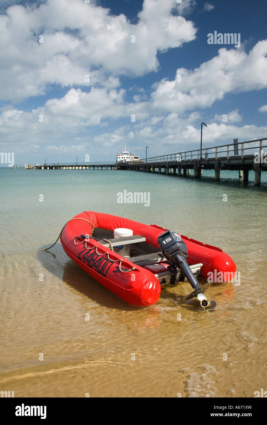 Ein rotes Zodiac schwimmt in den klaren Gewässern von Kingfisher Bay auf Fraser Island Stockfoto