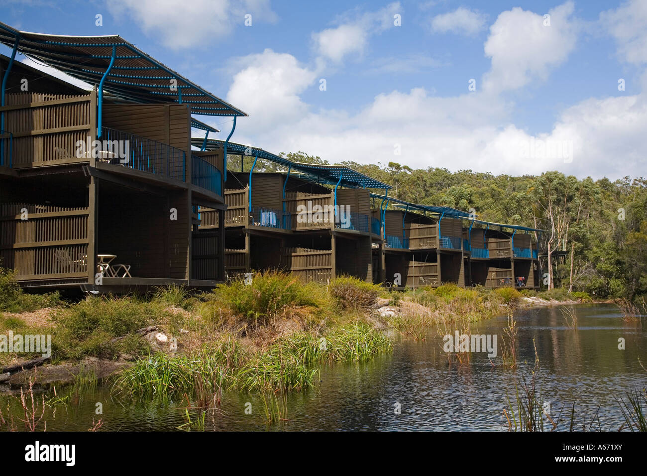 Luxus-Villen sitzen inmitten der Busch im Kingfisher Bay Resort Stockfoto