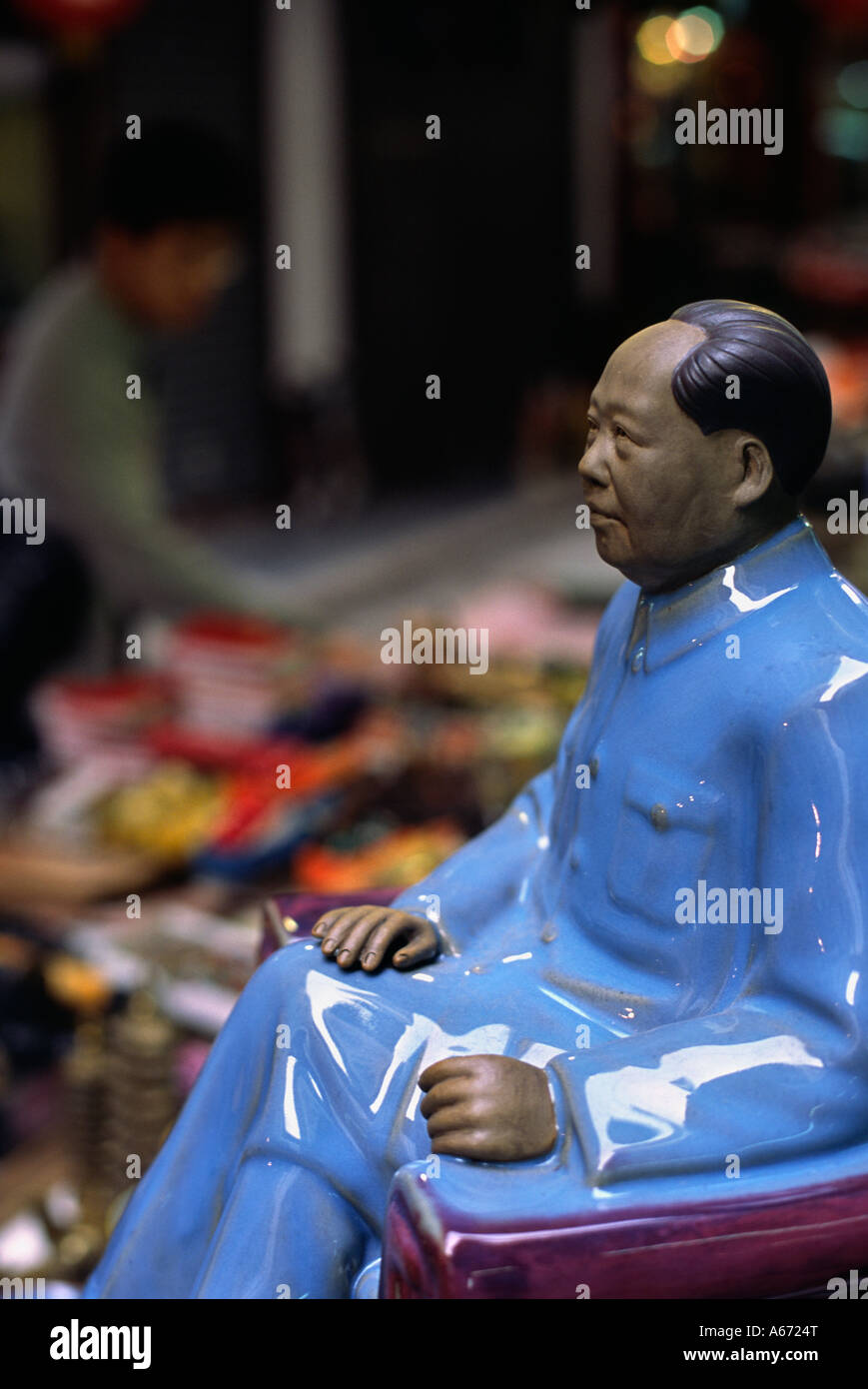 Eine Porelain Figur von Mao Zedong sitzt unter Antiquitäten und andere Kuriositäten in der Cat Street Market im Distrikt Sheung Wan Stockfoto