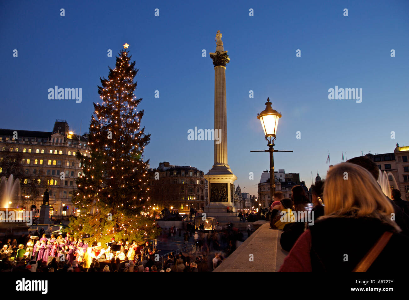 Passanten genießen Sie Weihnachtslieder auf dem Trafalgar Square Stockfoto