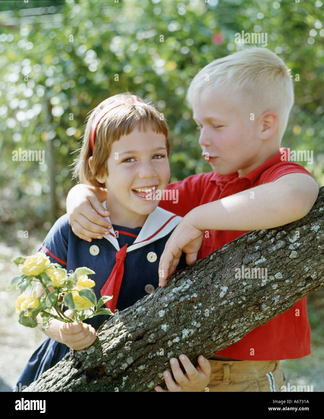 kleine Jungen und Mädchen reden und Spaß im freien Stockfoto