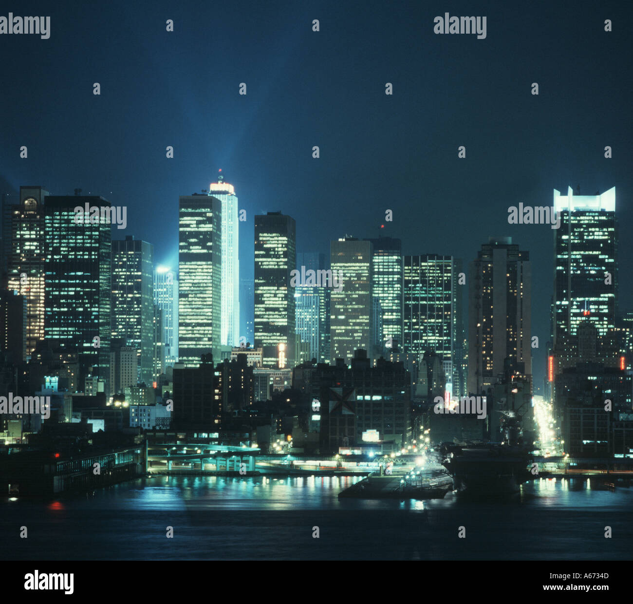 New York City Skyline bei Nacht Stockfoto
