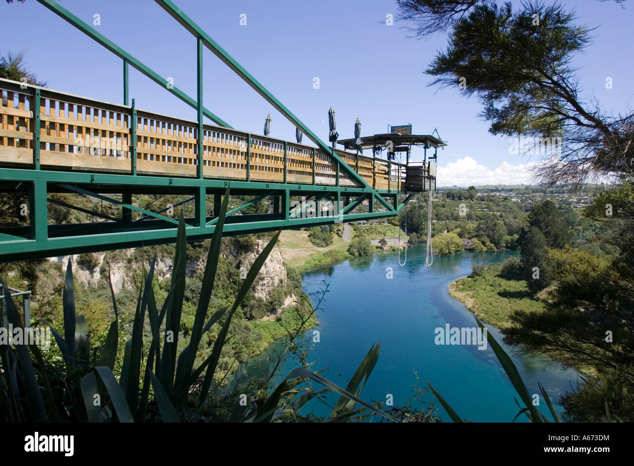 Spektakuläre Freischwinger bungy jumping Plattform 47 Meter über dem Tal des Waikato River Taupo Nordinsel Neuseeland Stockfoto