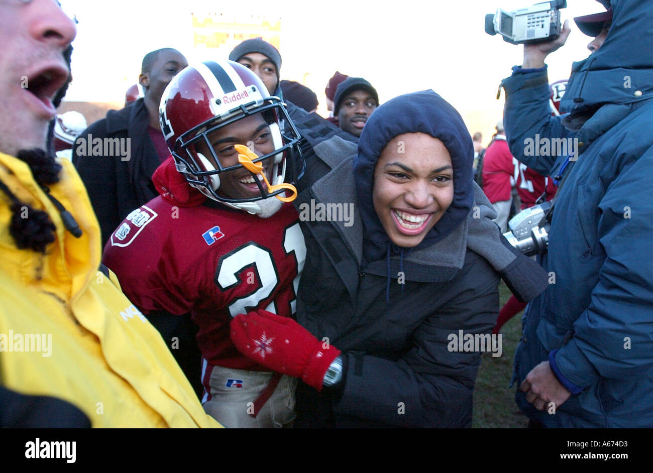 Ein Harvard-Spieler und Fans feiern Harvards Sieg über Yale im Spiel Stockfoto