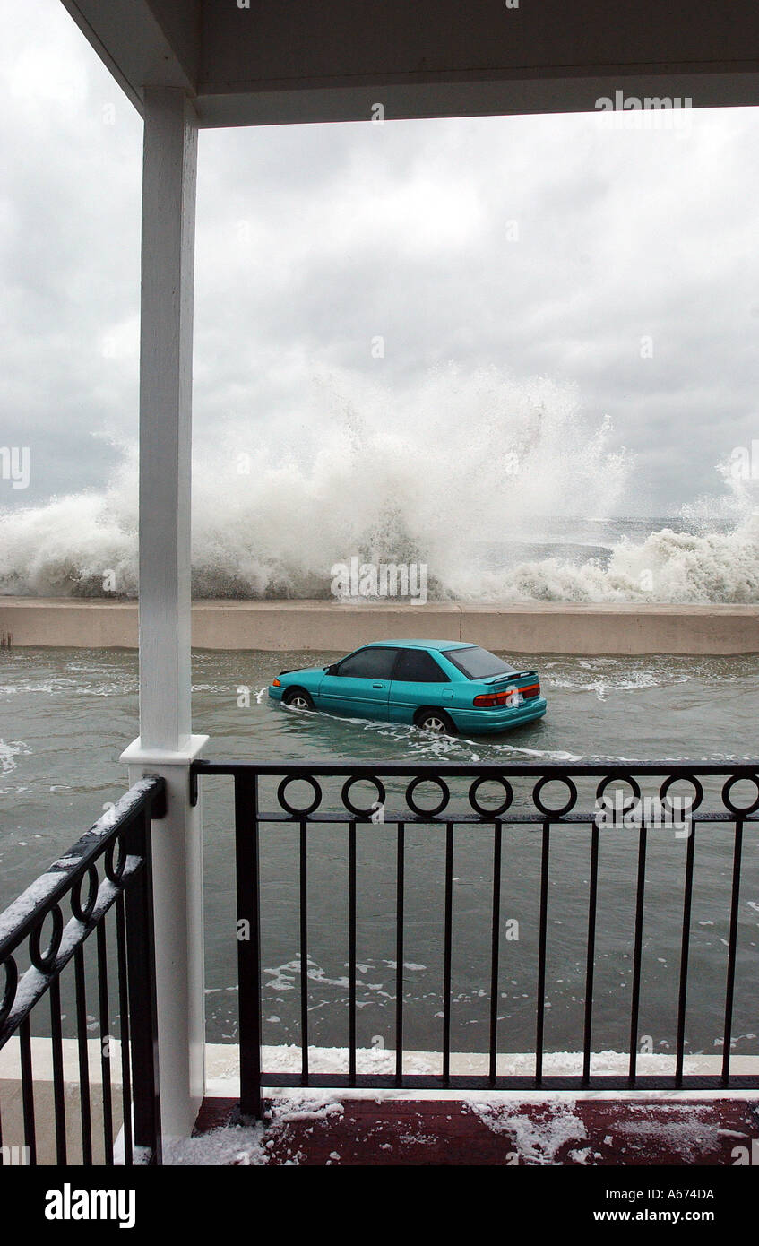 Ein verlassenes Auto ist bei Hochwasser als Wellen gegen den Deich in Winthrop Massachusetts ins Stocken geraten Stockfoto