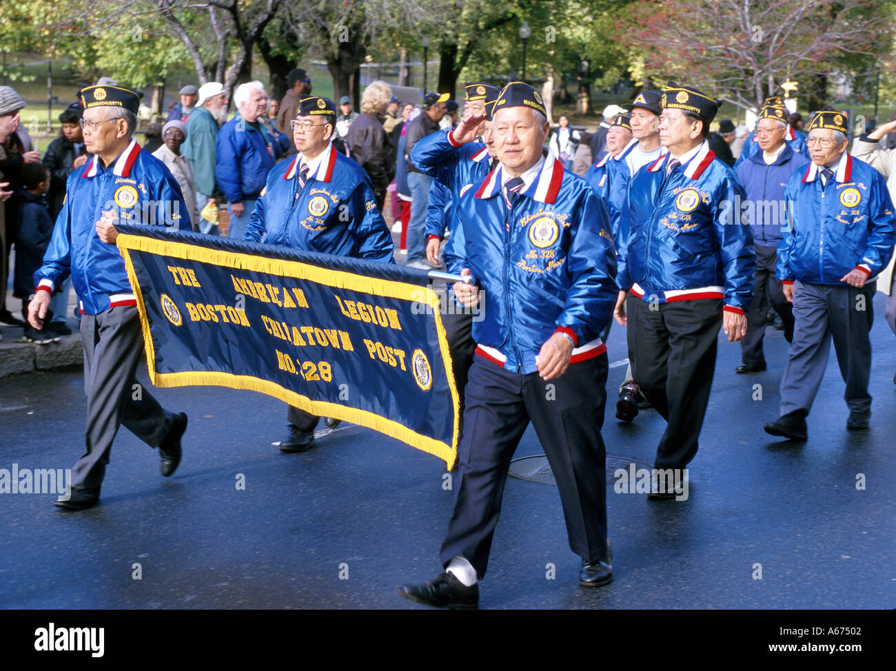 Chinesischen amerikanischen Kriegsveteranen der US-Streitkräfte marschieren in einer Veterans Day Parade in Boston, Massachusetts Stockfoto