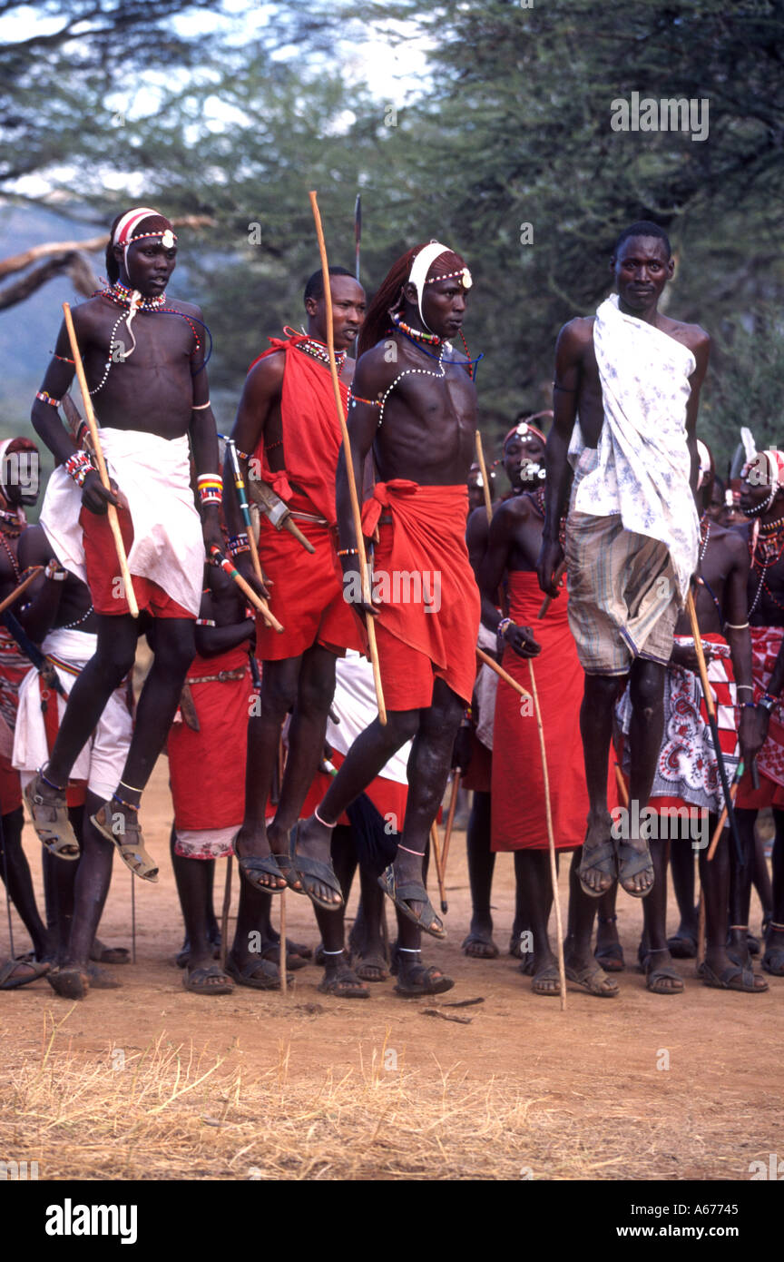 Gruppe von jungen Massai-Krieger, tanzen und singen Stockfoto