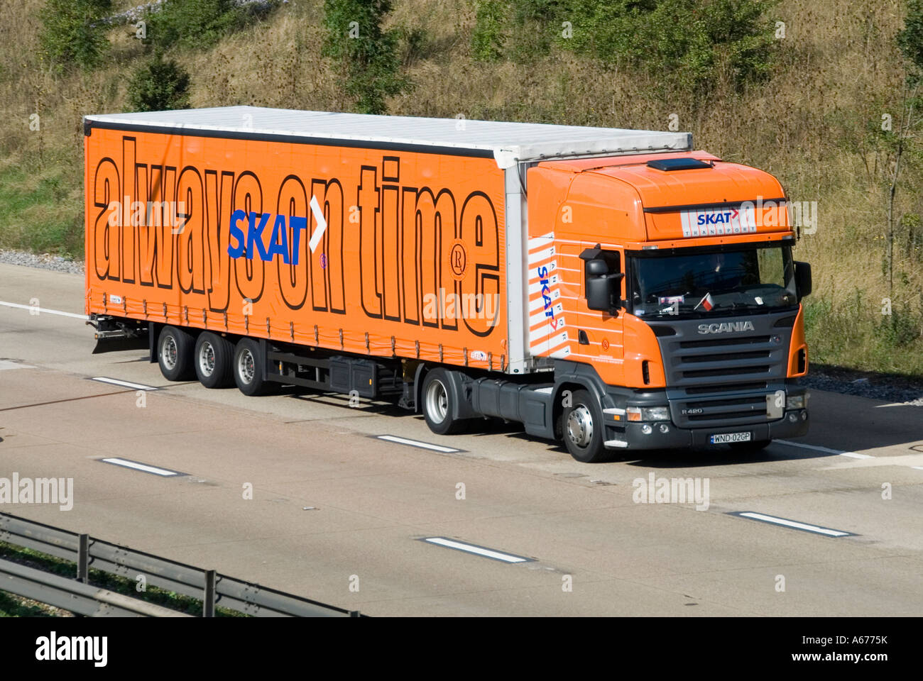 M25 Autobahn Skat artikuliert Anhänger & Scania Lkw aus Polen Stockfoto M25 Autobahn Skat artikuliert Anhänger & Scania Lkw aus Polen Stockfoto