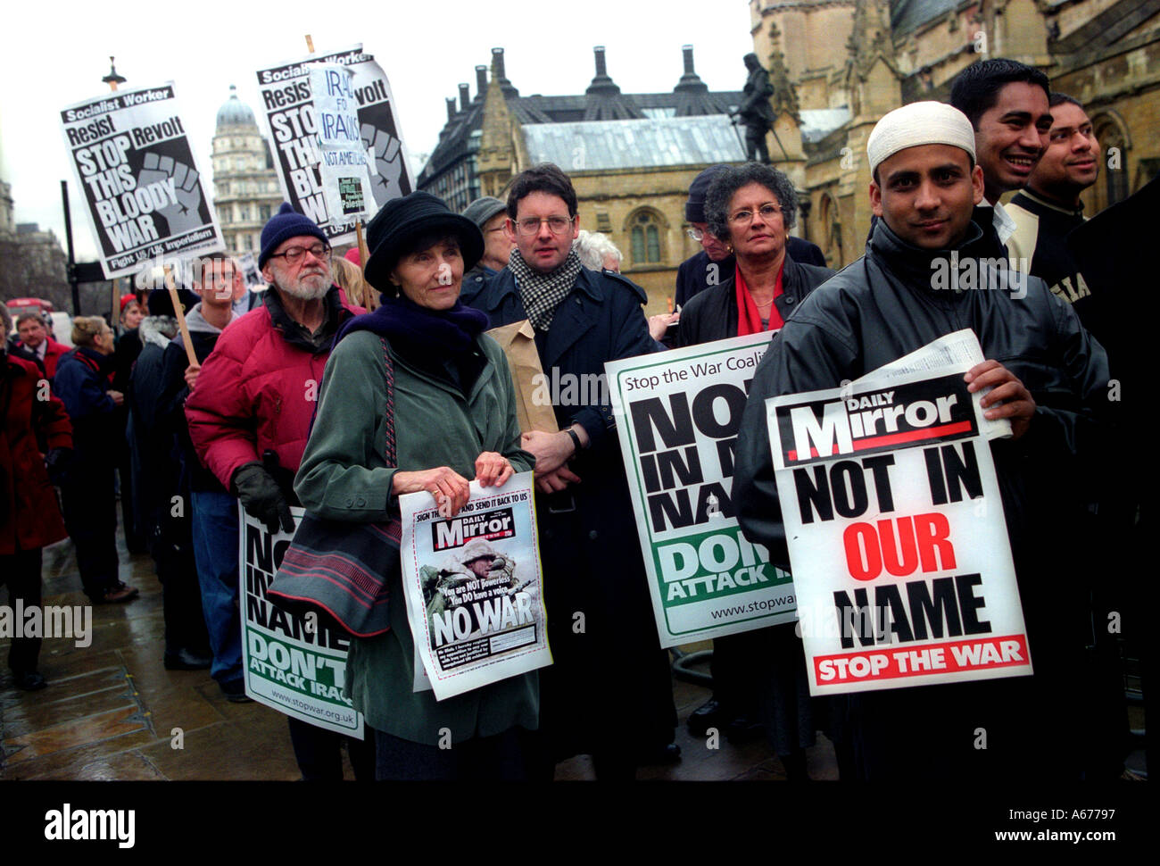 Anti-Kriegs-Demonstranten, Parlament, London 24. Januar 2003 lobby warten. Stockfoto