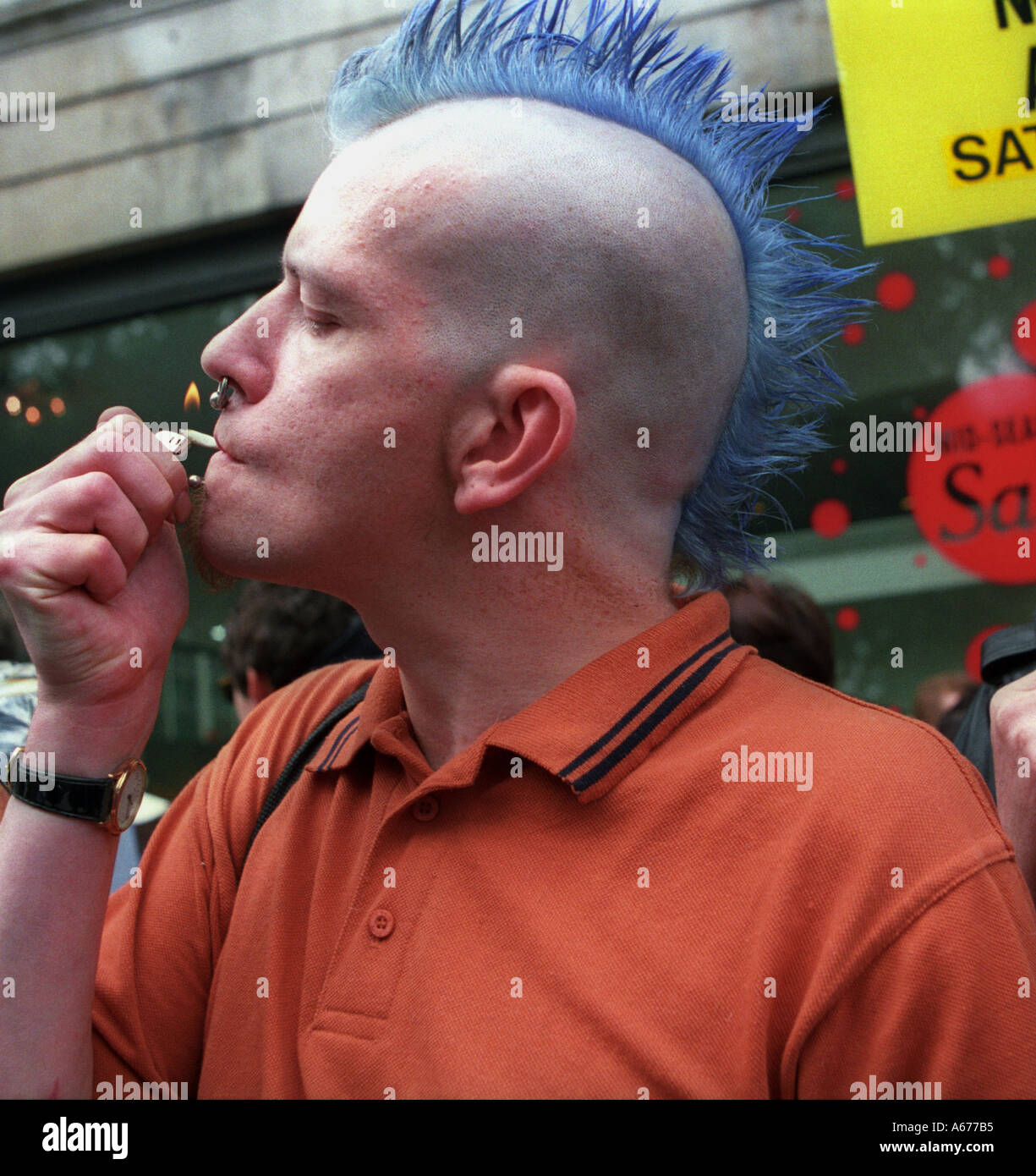 Rauchen eines Joints an Cannabis Marsch durch London Straße. Stockfoto