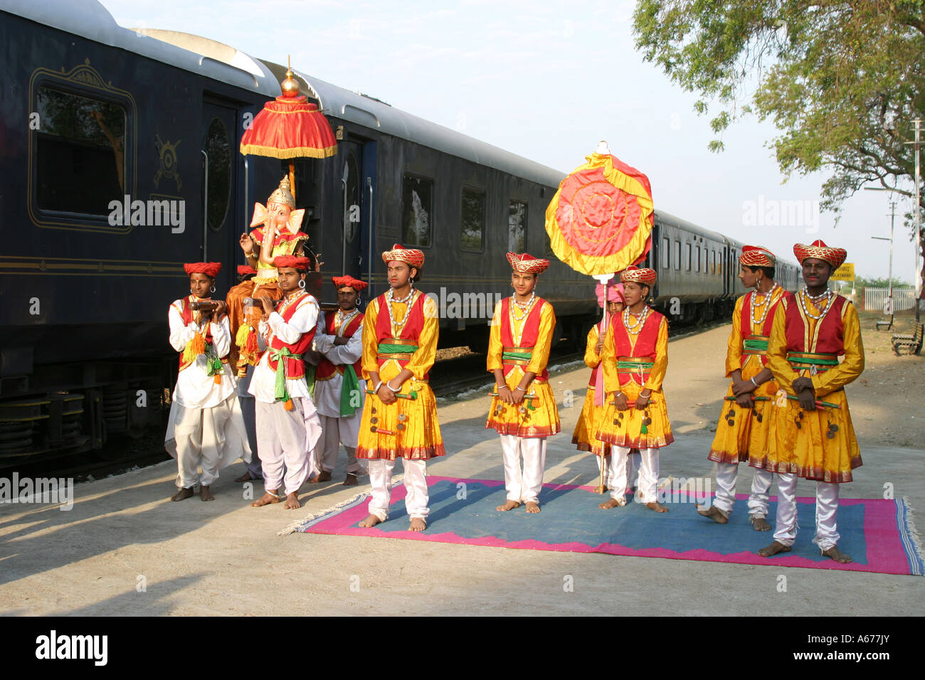 Bunte musikalische Rezeption für die Passagiere auf den Luxus Deccan Odyssey Zug, Marathashtra, Indien Stockfoto