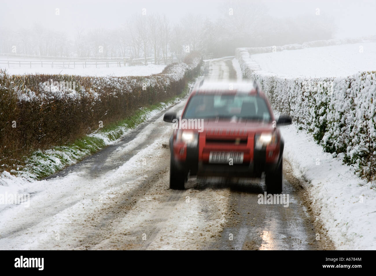 Auto auf verschneiten Feldweg, Surrey, UK Stockfoto