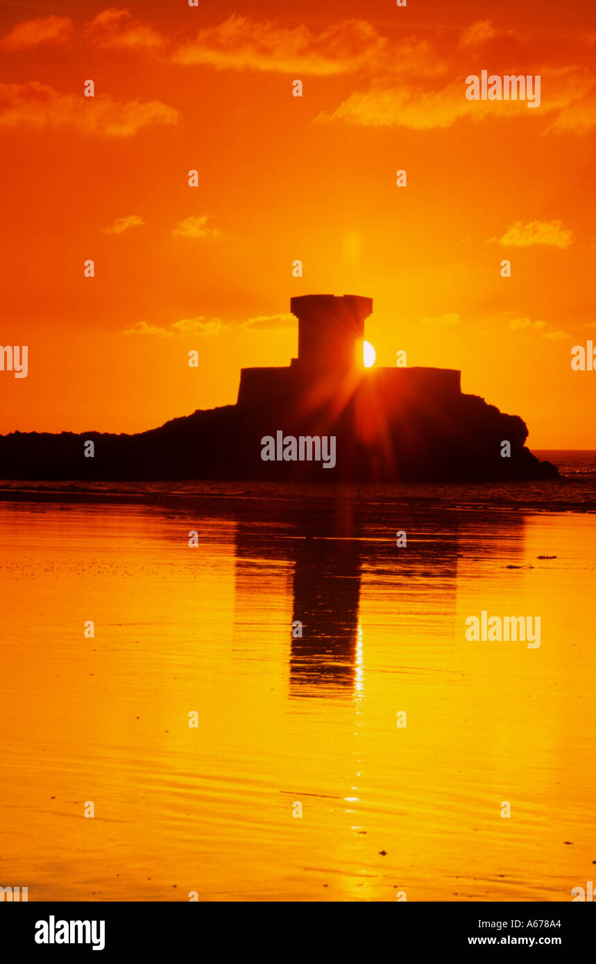 La Rocco Tower St Ouens Bay Jersey bei Sonnenuntergang Stockfoto