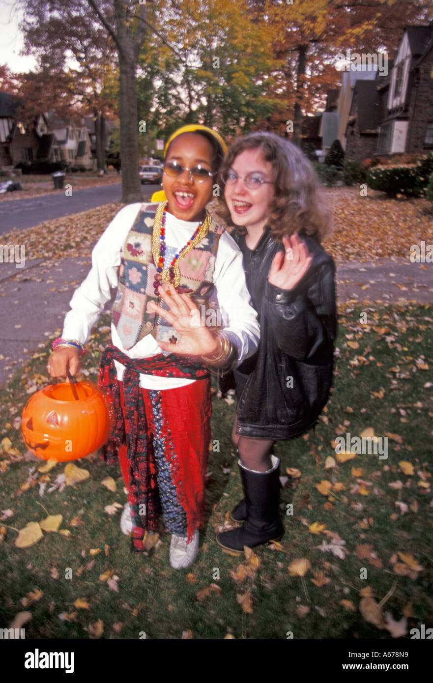 Detroit Michigan Khadija Bush links und Mariel West darauf vorbereiten, ihr süßes oder Saures Runden beginnen Stockfoto