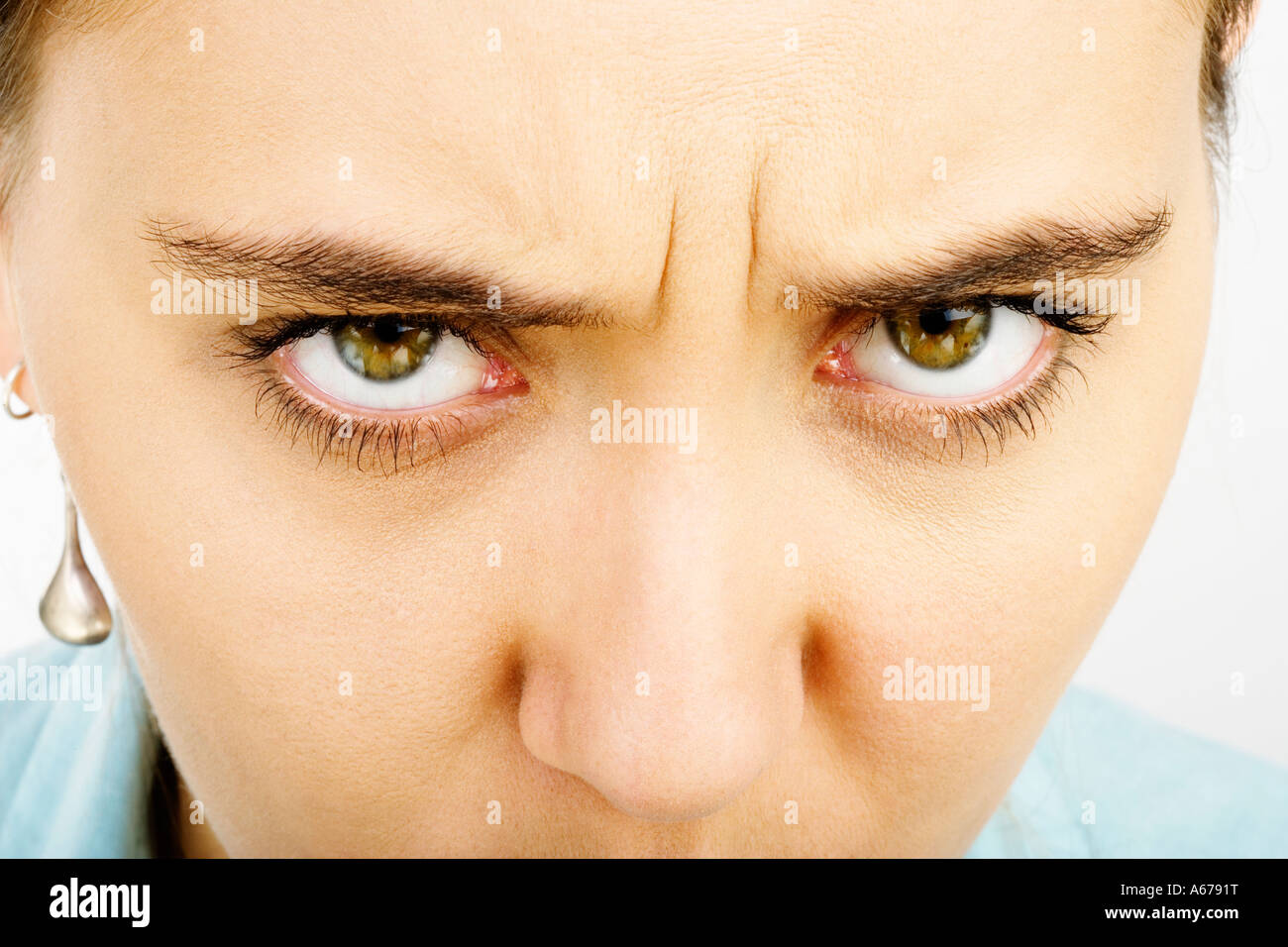 Nahaufnahme der Frau das Gesicht mit intensiven, wütenden Ausdruck. Stockfoto