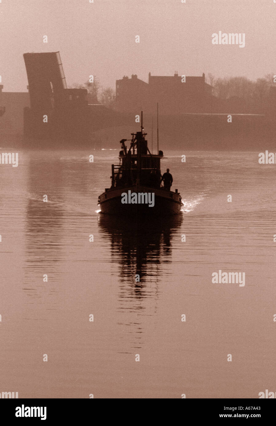 Boot auf dem Wasser in nebligen Hafen New Haven CT USA Stockfoto