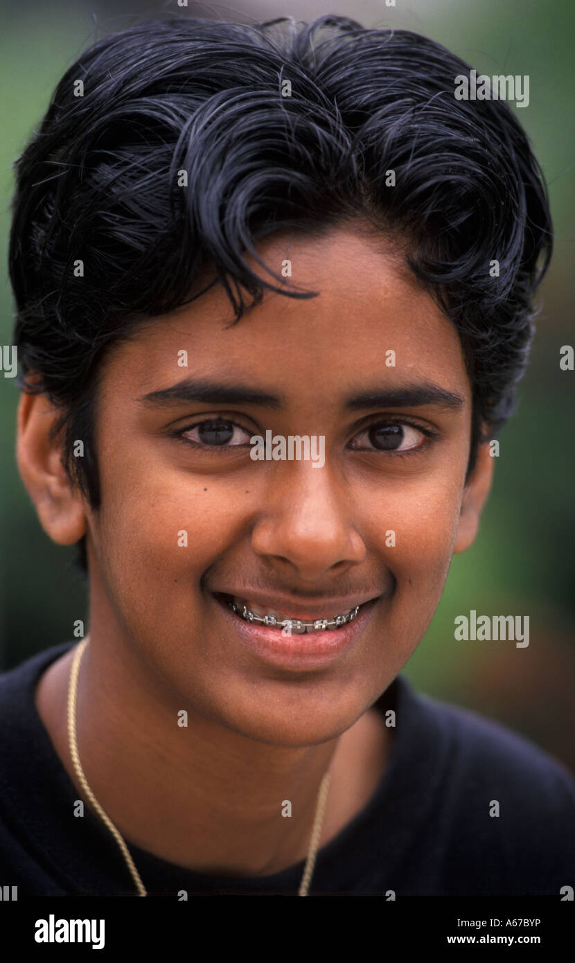 Bildnis eines Knaben Hindustan mit Hosenträgern Stockfoto