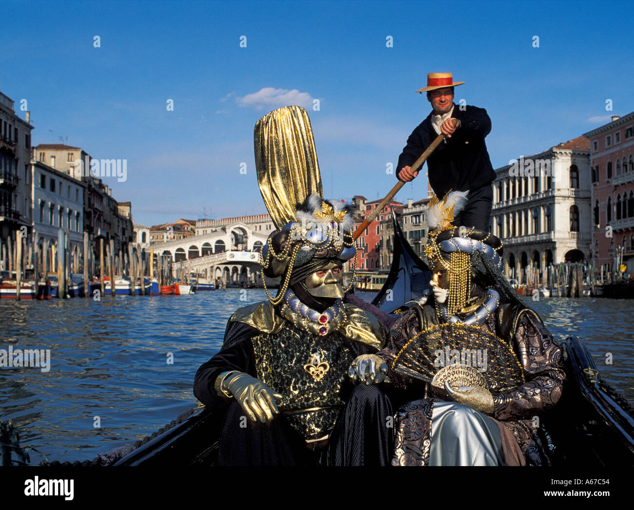 Zwei Masken in einer Gondel auf dem Canale Grande mit Rialto Brücke Venedig Italien Stockfoto