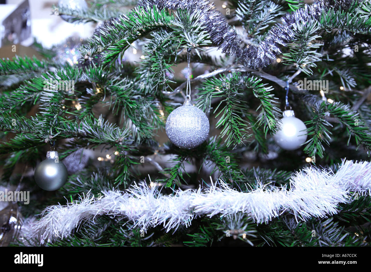 Silberne Kugeln auf einen echten Weihnachtsbaum Stockfoto
