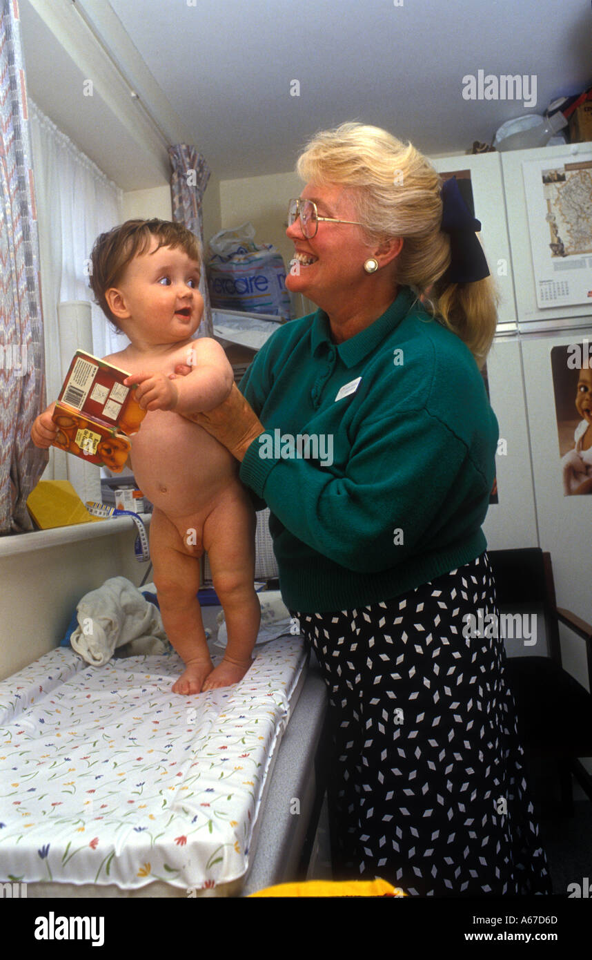 Gesundheit-Besucher mit Baby während Routine zu überprüfen. Stockfoto