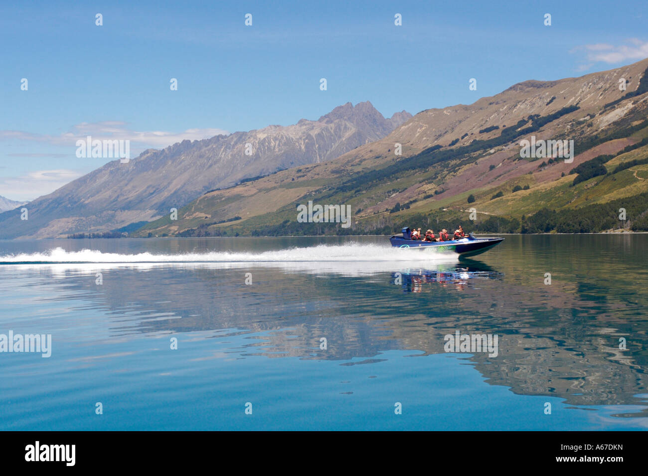 Eine Jetboat am Lake Wakatipu, in Richtung der Mündung des Flusses Dart in der Nähe von Glenorchy, Neuseeland. Stockfoto