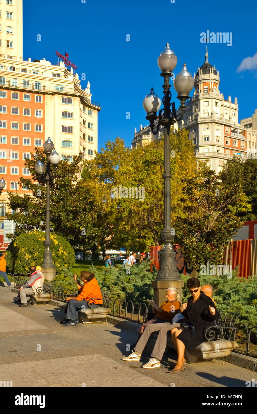 Menschen in einem Park am Plaza de Espana in Madrid Spanien Mitteleuropa Stockfoto