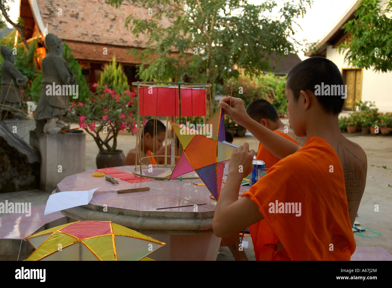 Junge Novizin buddhistische Mönche, Wat Sop buddhistischen Tempels, Luang Prabang, Laos (Laos). Stockfoto