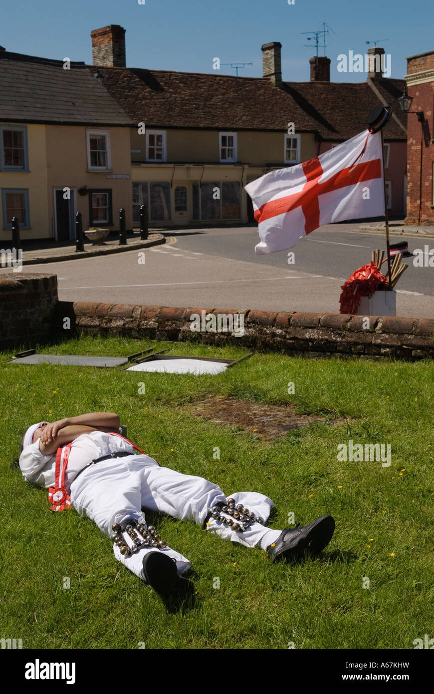 Schlafender Morris Mann erschöpft nach einem Tag Tanzen. Die Flagge von St. George, die englische Flagge. Thaxted Morris Ring, Thaxted, Essex England 2006 Stockfoto