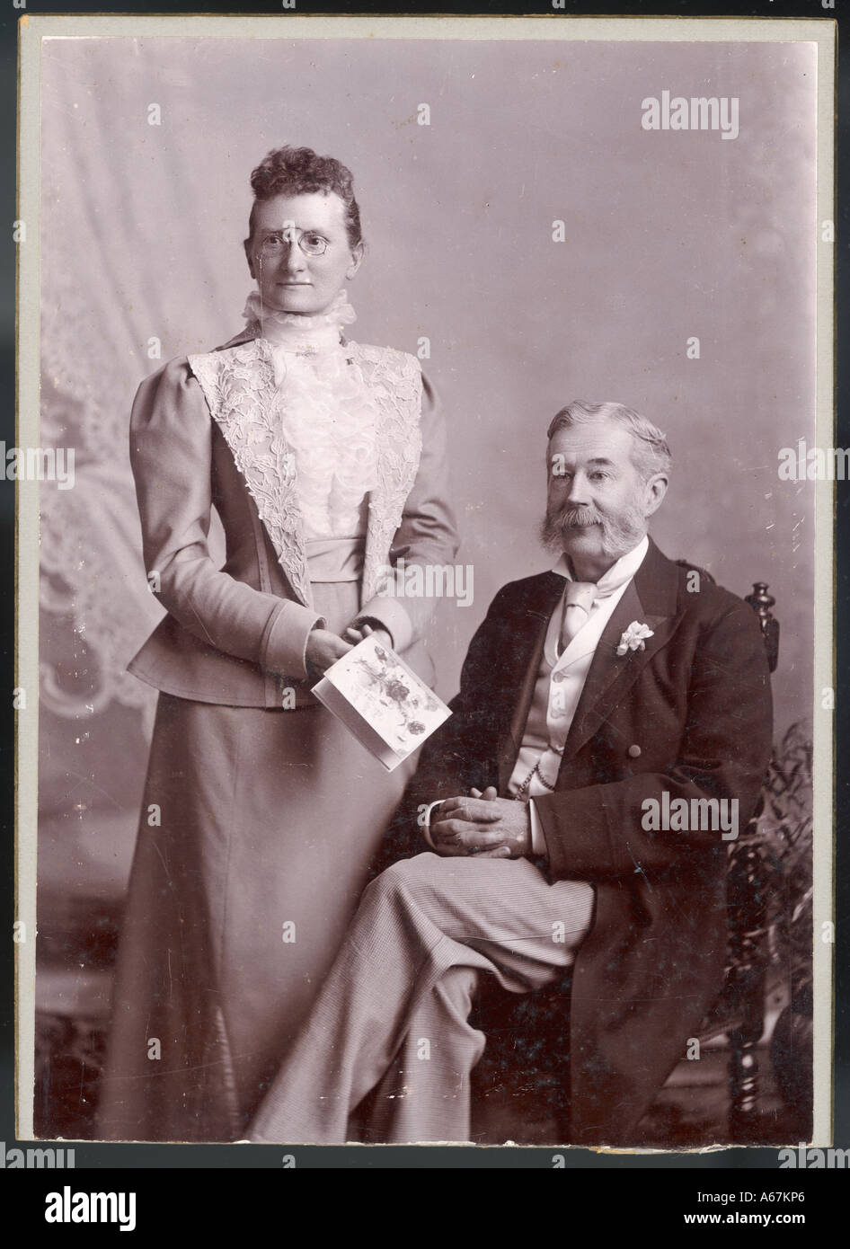 Kostüm der 1890er Jahre paar Stockfotografie Alamy