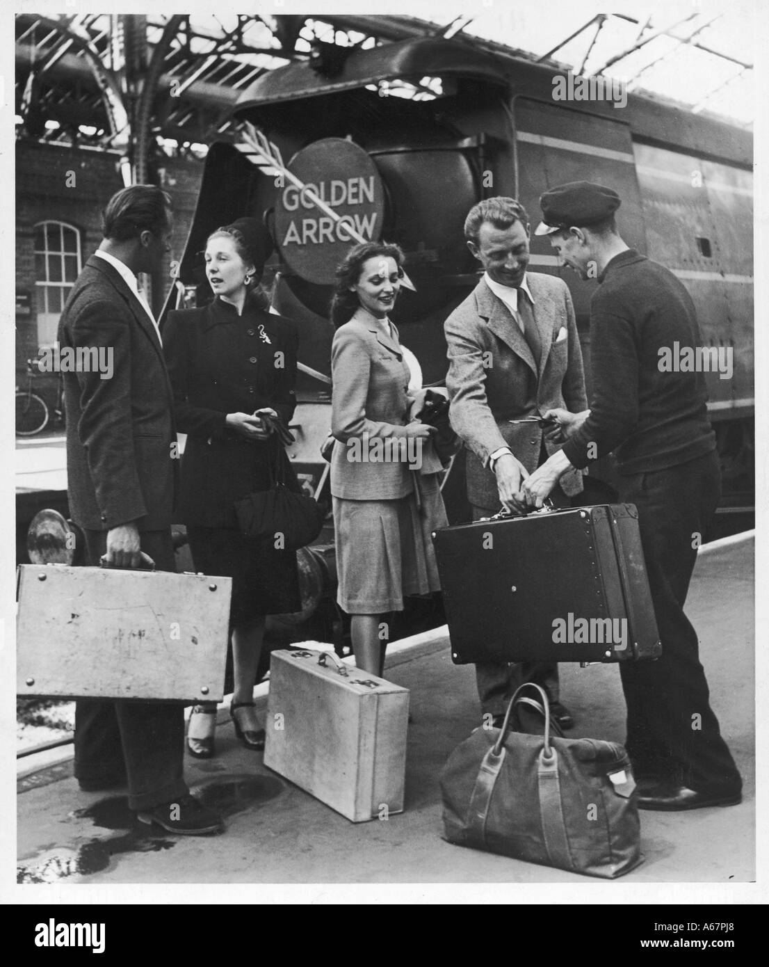 Passagiere auf Plattform Stockfoto