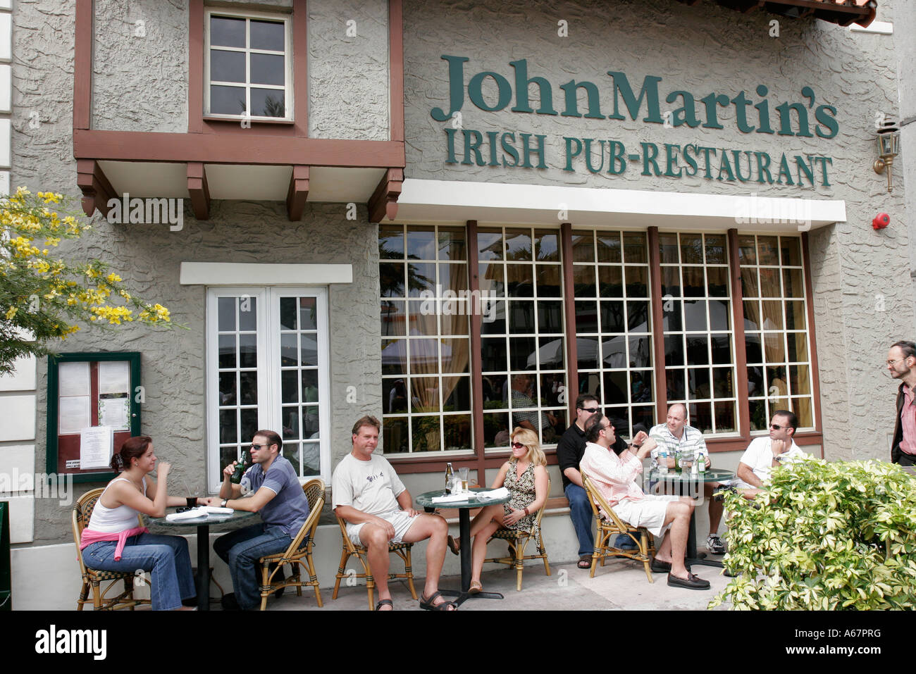 Miami Florida, Coral Gables, JohnMartin's Irish Pub, Restaurants, Restaurants, Restaurants, Restaurants, Restaurants, Cafés, Außenterrasse, Tische auf dem Bürgersteig, FL070304049 Stockfoto