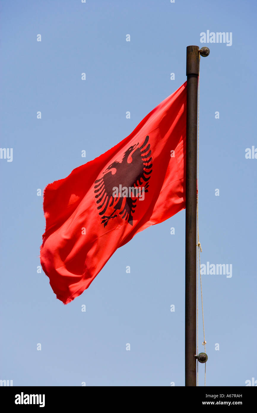 Albanische Flagge am Fahnenmast JMH2612 Stockfotografie - Alamy