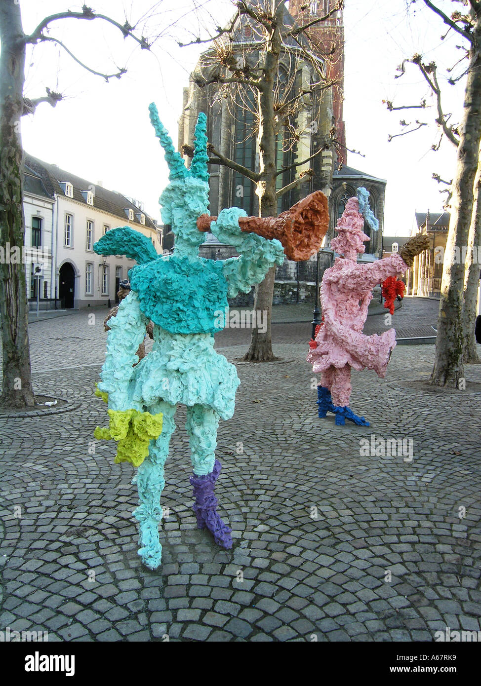 Bunte Gruppe von Skulpturen im Vrijthof Maastricht Niederlande Stockfotografie
