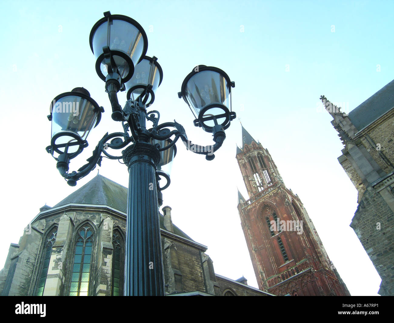 Frosch-Vogelperspektive der rote Turm von St. Johns Kirche und Detail der St Servatius Kirche Vrijthof Maastricht Niederlande Stockfoto