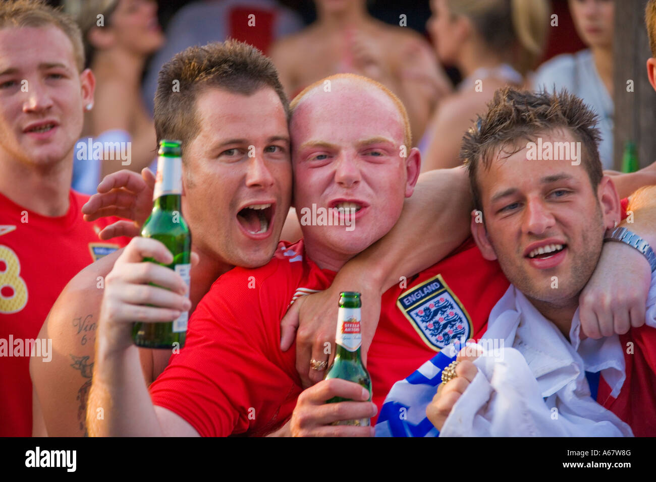 Drei junge Männer englischen Fußballfans in Kavos Korfu nach England Ecuador am 25. Juni 2006 in den Welt-Cup-JMH2705 schlagen Stockfoto