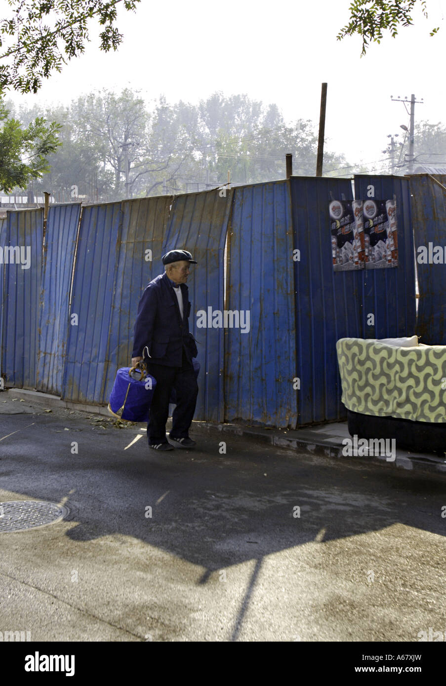 CHINA BEIJING ältere chinesische Mann unter seine Vögel im Käfig für einen Spaziergang Stockfoto