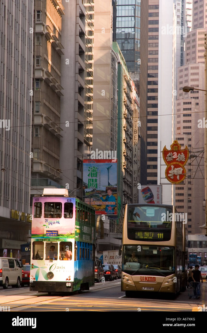Stock Foto von Straßenbahnen Bus und Menschen in Hong Kong. 2006 Stockfoto