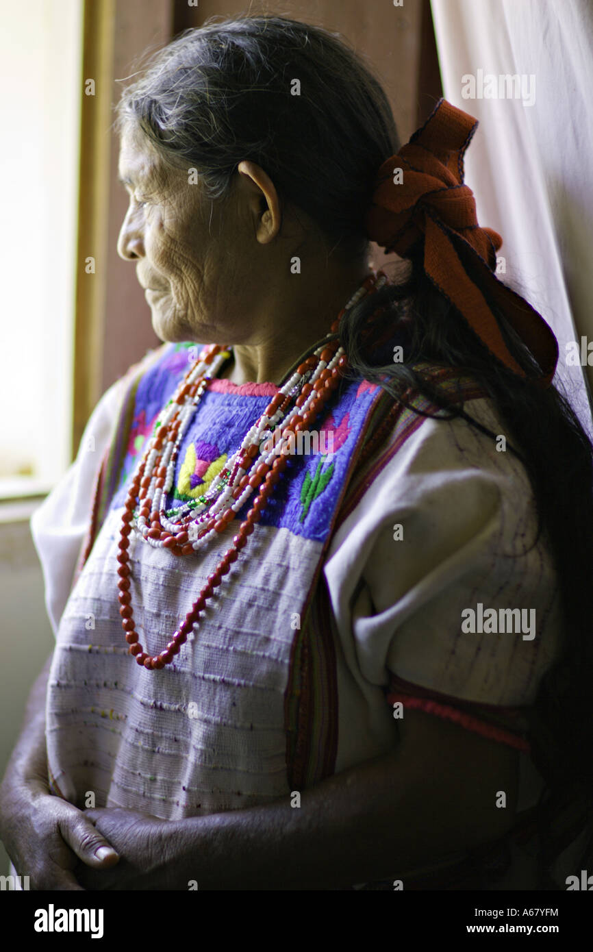 GUATEMALA ACAL ältere einheimische Mam Maya-Frau in traditioneller Kleidung der Huipil Corte und cintra Stockfoto