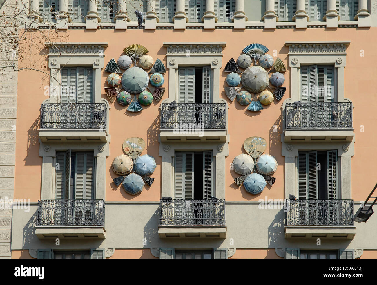 Die eklektische Fassade des Hauses Casa Bruno Cuadros von Josep Vilaseca, dekoriert mit Sonnenschirmen in der Las Ramblas Straße Barcelona Katalonien Spanien Stockfoto