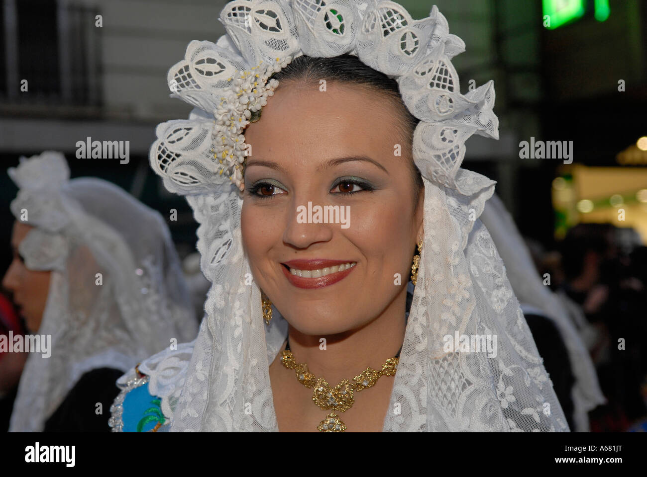 Junge Fallera Frau trägt traditionelle weiße Spitze Kopfbedeckung während Las Fallas oder Fellas Festival in der Stadt Valencia Spanien Stockfoto