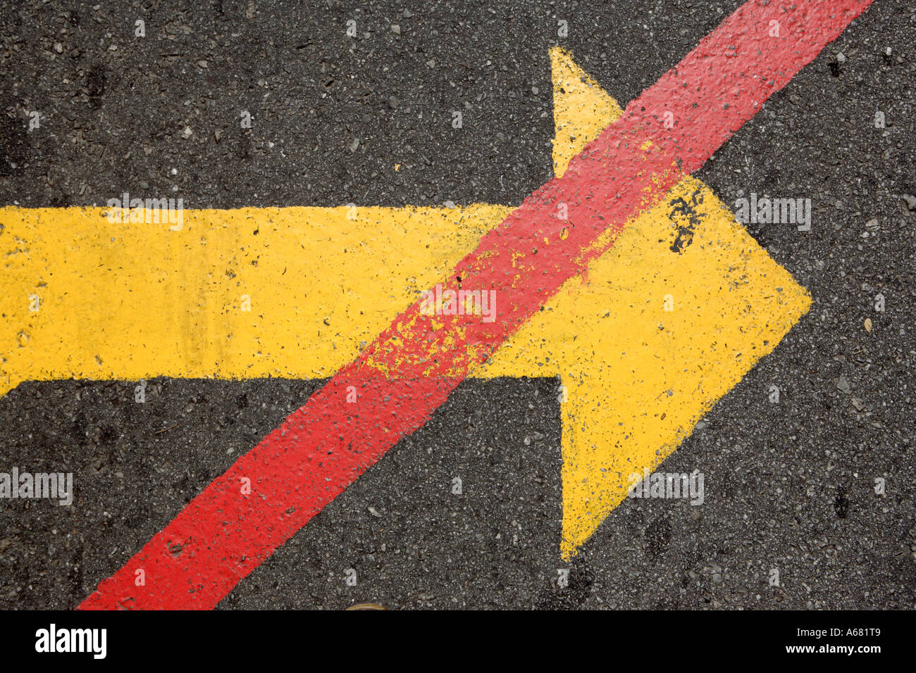 Großer gelber Pfeil Straße markiert mit roten Streifen Stockfoto
